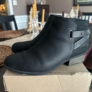 UEC Clark’s Collection Addie Ankle Bootie size 7.5